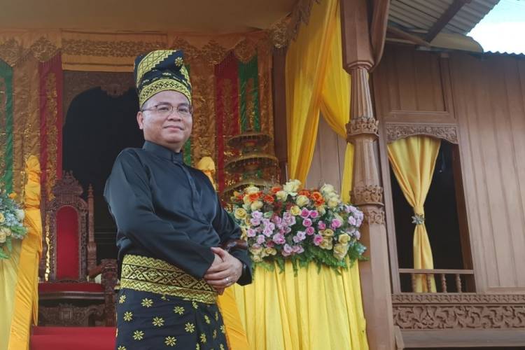 Dianugerahi Gelar Adat Kerajaan Rokan, Prof Junaidi  Komitmen Jaga Marwah Budaya
