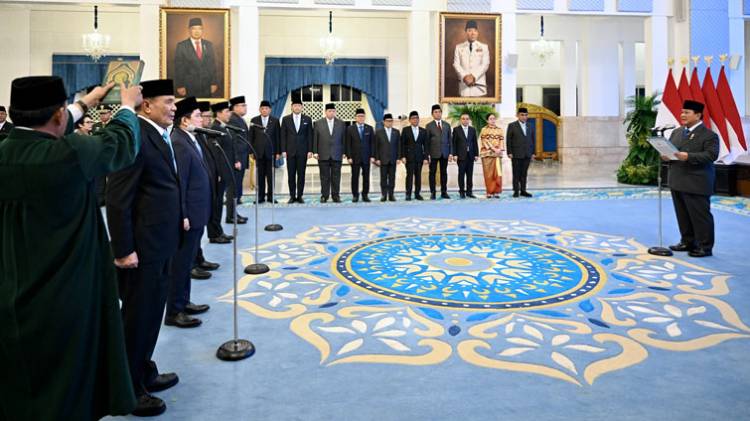 Panglima TNI Hadiri Penganugerahan Pangkat Istimewa dan Pelantikan Menteri Kabinet Merah Putih di Istana Negara