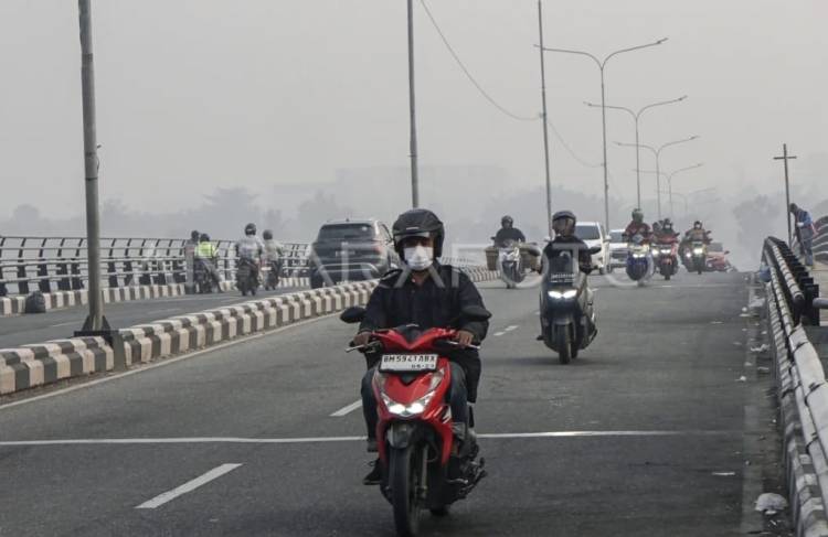 Kabut Asap Tebal, Warga Pekanbaru Diimbau Gunakan Masker