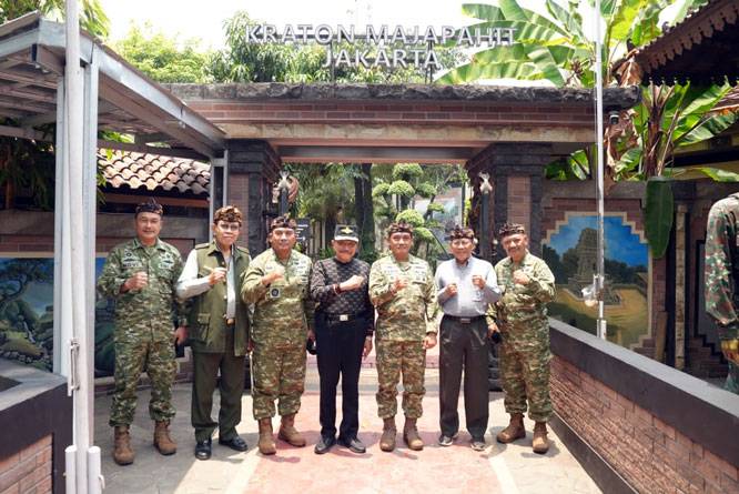 Kababinkum dan HAM TNI Bersama Waaspers Panglima TNI Anjangsana ke Sesepuh TNI