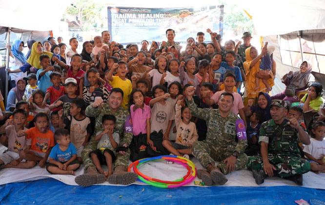 Puspsi TNI Bersama Kodim 1612/Manggarai dan Yonif TP 834/WM Berikan Trauma Healing kepada Penyintas Gempa