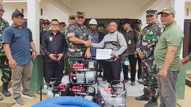 TNI Perkuat Penanganan Karhutla di Melawi, Salurkan Peralatan Damkar