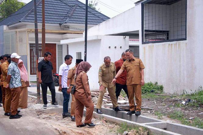 Wako Agung Tinjau Kondisi Jalan Embun Pagi, Siapkan Aspal Baru dan Drainase