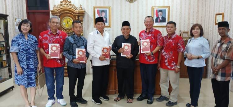 LAMR Terima Alquran Berornamen Tionghoa dari PSMTI