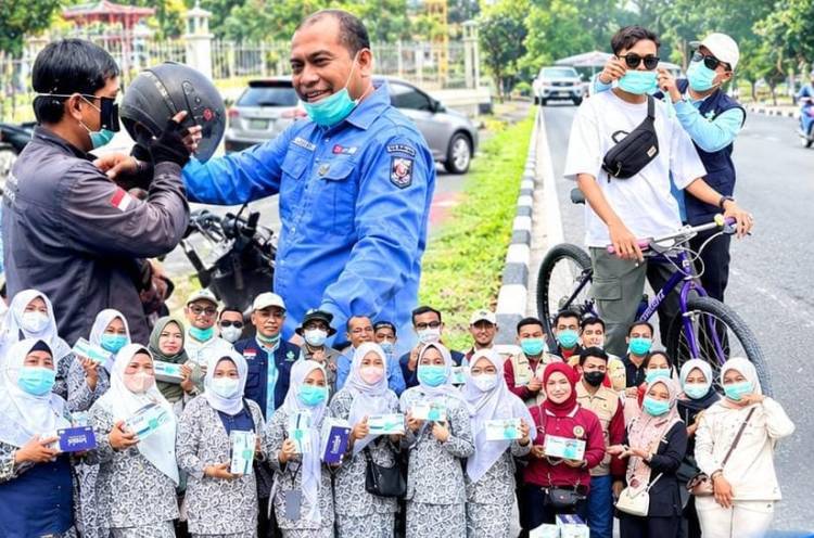 Kabut Asap, Nakes Peduli Bagikan 4.000 Masker untuk Warga Pekanbaru