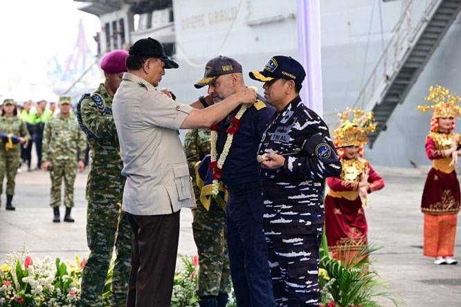Wakil Panglima TNI Dampingi Menhan Sambut Kedatangan ITS Giuseppe Garibaldi