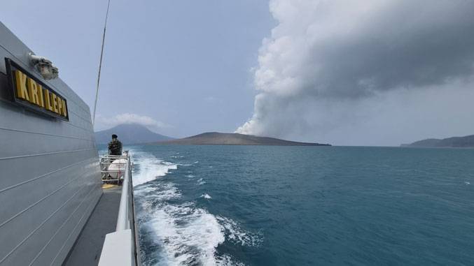 TNI Perkuat Pemantauan Aktivitas Gunung Anak Krakatau dan Pencarian 5 Jurnalis di Selat Sunda