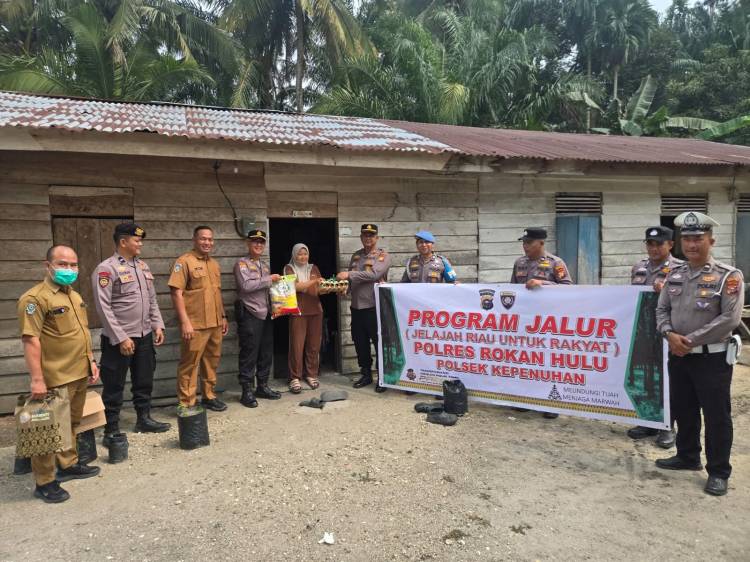 Program JALUR Polsek Kepenuhan Sasar Warga Pinggir Sungai Rokan, Bagikan Sembako dan Cek Kesehatan Gratis