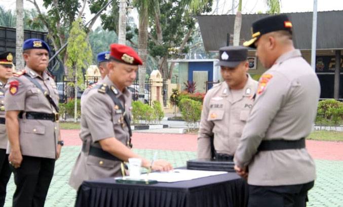 Mutasi di Lingkungan Polres Siak, Sejumlah Kasat dan Kapolsek Mengikuti Upacara Serah Terima Jabatan