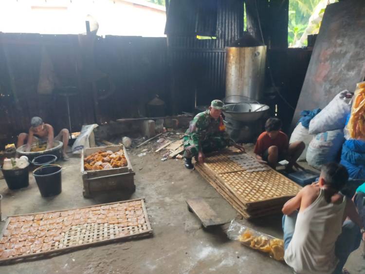Dukung UMKM, Babinsa 0321- 05/RM Bantu Pembuatan Kerupuk
