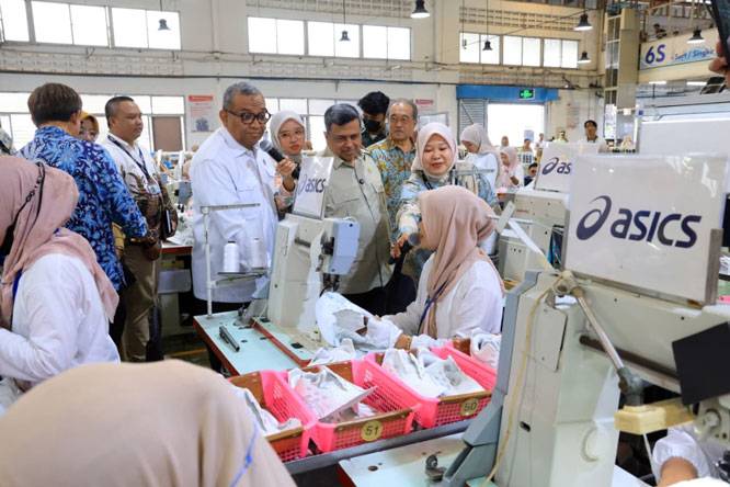 Kunjungi Pabrik Sepatu di Serang, Wamenaker Tekankan Pelindungan Pekerja