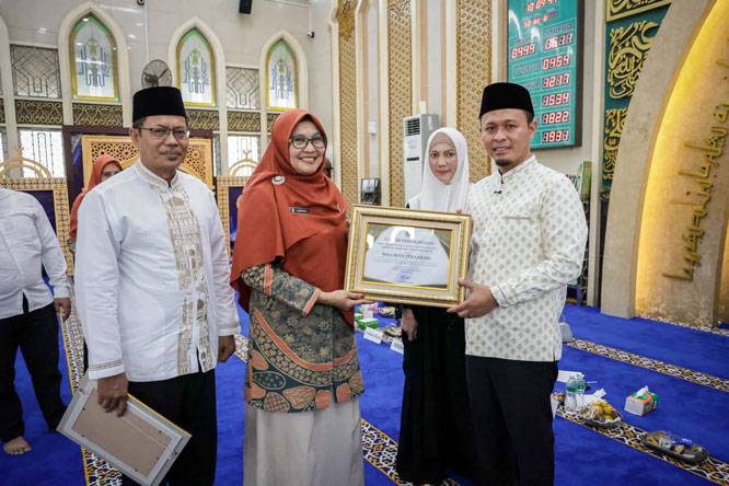 Pemko Pekanbaru Tanggung Biaya Domestik Haji, Wako Agung Terima Penghargaan dari Kemenhaj