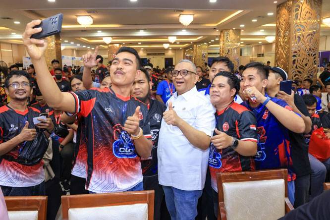 Wamenaker: Kompetensi Teknisi Ponsel Harus Jawab Kebutuhan Industri
