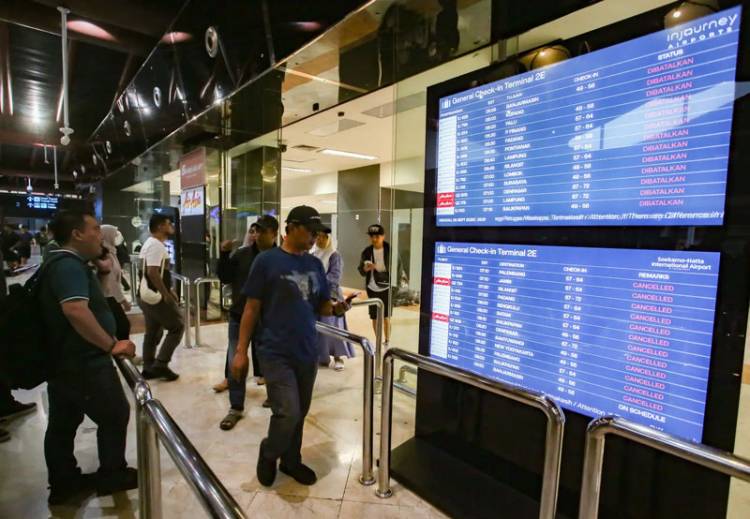 Erupsi Anak Krakatau, Penutupan 8 Bandara DIperpanjang