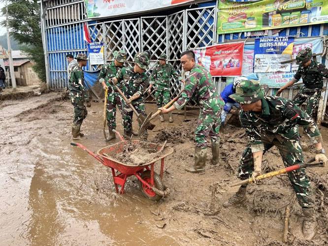 Gerak Cepat TNI Bantu Tangani Dampak Banjir Bandang di Kabupaten Solok Sumbar