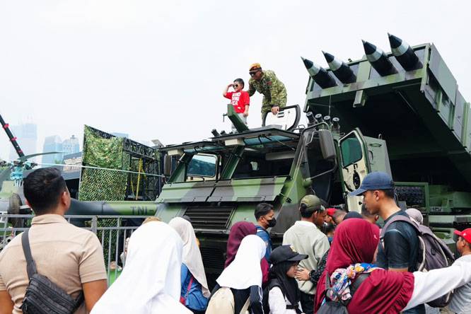 TNI Gelar Pameran Alutsista Tiga Matra di Silang Monas