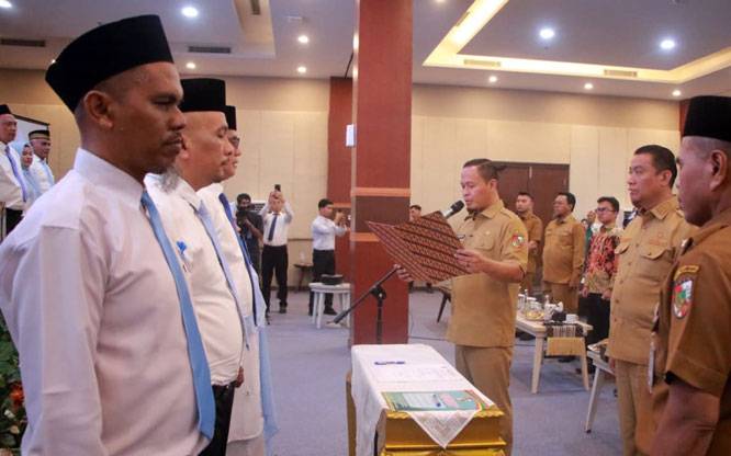 Kukuhkan Ketua RT dan RW di Kecamatan Limapuluh, Wako Agung: Lebih Aktif Sampaikan Kebutuhan Warga