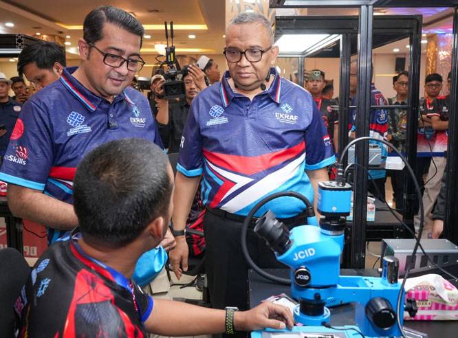 Hadapi Perkembangan Teknologi, Wamenaker Tekankan Peningkatan Kompetensi Teknisi Ponsel