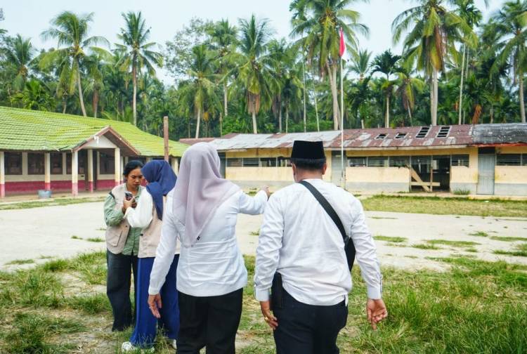 Yuliantini Tinjau SDN 007 Parit 3 Teladan Kayu Raja, Serahkan Bantuan Pribadi
