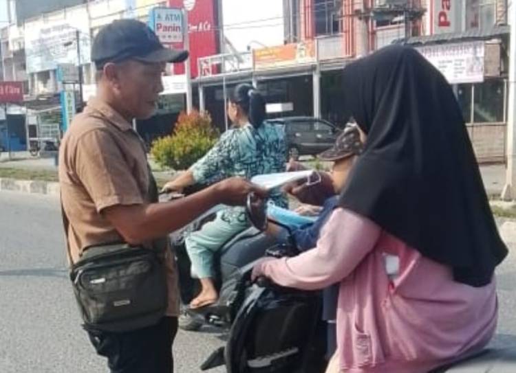 Peduli Dampak Kabut Asap, PWRI Rohul dan LSM KOREK Salurkan Masker kepada Warga
