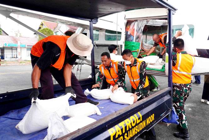 Tiga Ton NaCl Disemai dari Udara, Lanud Sjamsudin Noor Dukung OMC Tekan Karhutla Kalimantan Selatan