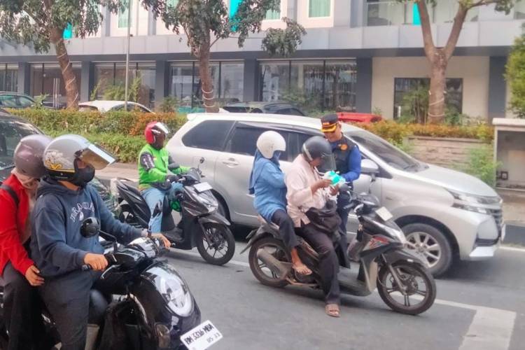 BPBDPK Riau Bagikan 1.000 Masker untuk Warga Pekanbaru
