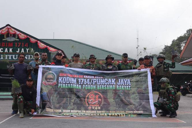 Sambut HUT Ke-81 TNI, Kodim 1714 Puncak Jaya Bersama Rakyat Menanam Pohon Demi Masa Depan Baik