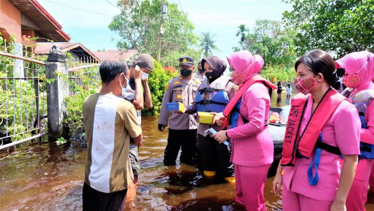 Berbagi Dengan Korban Banjir, Polwan dan Bhayangkari Polres Dumai Beri Bantuan Makanan Siap Saji