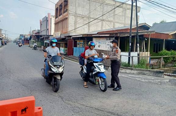 Personel Polres Kepulauan Meranti Lakukan Strong Point dan Bagikan Masker