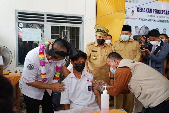 Bupati Alfedri dan Wakil Bupati Husni Merza Dampingi Wamendes PDTT Tinjau Vaksinasi di Tualang