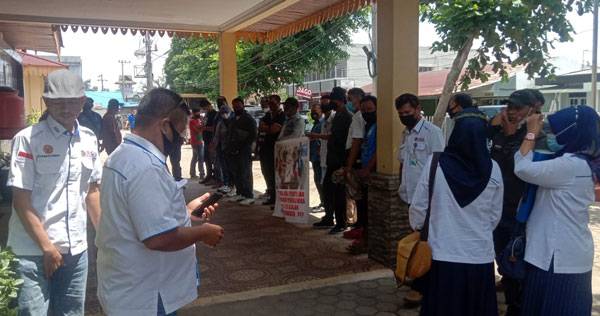 Puluhan Massa Pertanyakan Legalitas Dualisme FSP NiBA Pekanbaru