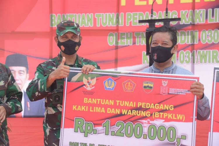 Danrem 031 WB Serahkan Bantuan Pemerintah Rp1,2 Juta untuk 5.000 PKL dan Warung di Pekanbaru
