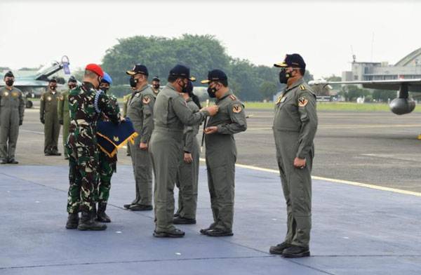 Panglima TNI Sematkan Brevet Wing Kehormatan Penerbang Kepada Empat Pejabat Negara