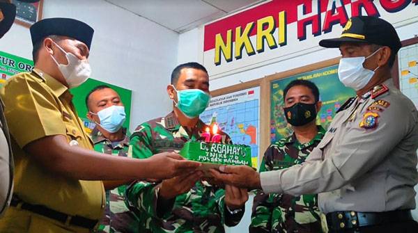 Kapolres Rohul dan Forkopimcam Berikan Kejutan Nasi Tumpeng dan Kue Tart di HUT TNI Ke-76
