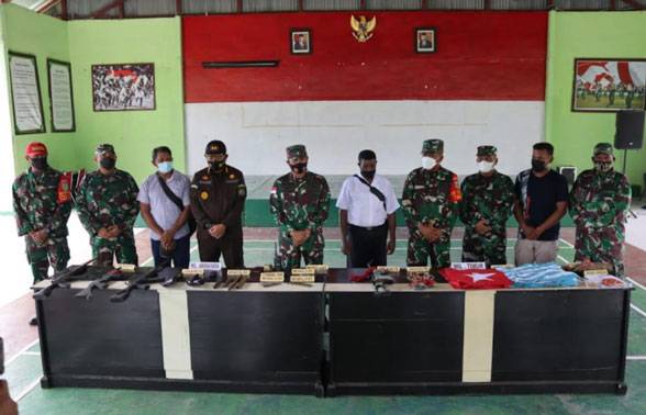 Danrem 173/PVB Terima Penyerahan 6 Pucuk Senjata Api Rakitan Dari KST Yapen