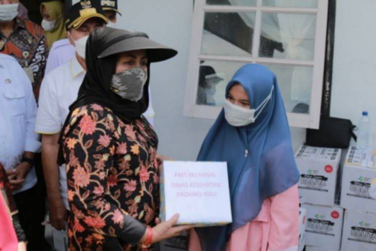 Gubernur dan PKK Riau Tinjau Vaksinasi Sekaligus Berikan Bantuan PMT untuk Balita dan Ibu Hamil