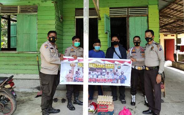 Berbagi Berkah, Seorang Petani di Desa Bantar Dapat Bantuan Sembako dari Polsek Rangsang Barat
