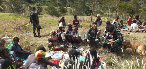 Tingkatkan Hubungan Harmonis, Satgas Yonif RK 751/VJS Anjangsana ke Rumah Rumah Warga