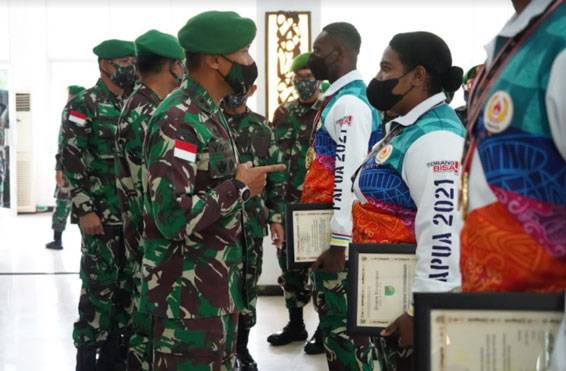 Wujud Apresiasi, Pangdam XVII/Cenderawasih Berikan Piagam Penghargaan Kepada Atlet Berprestasi Dalam PON XX