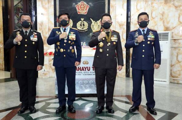 Panglima TNI Terima Kejutan dari Kapolri di HUT Ke-76 TNI