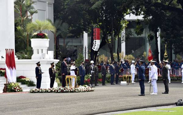 Presiden RI Joko Widodo Pimpin Upacara HUT Ke-76 TNI di Istana Negara