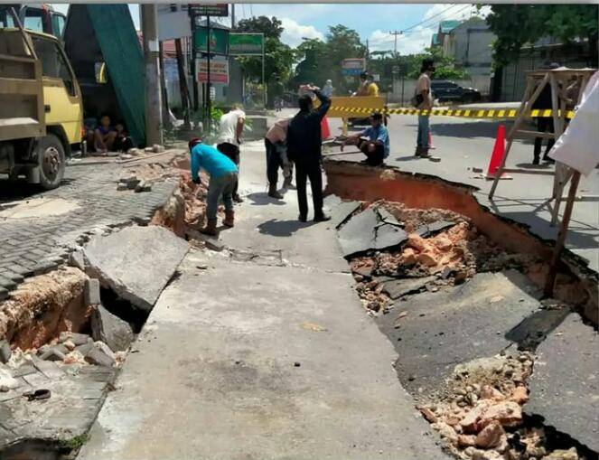 Dinas PUPR Kota Pekanbaru Perbaiki Jalan Lobak yang Amblas Akibat Guyuran Hujan Lebat