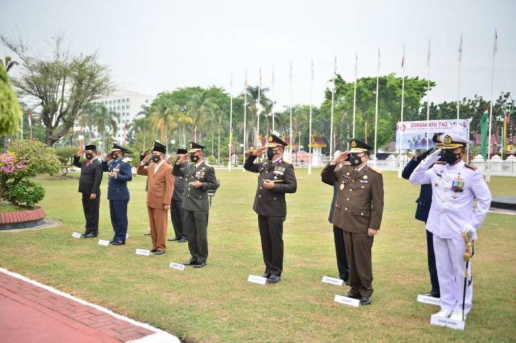Gubernur Riau bersama Forkopimda Ikuti Upacara Virtual Peringatan HUT TNI Ke-76