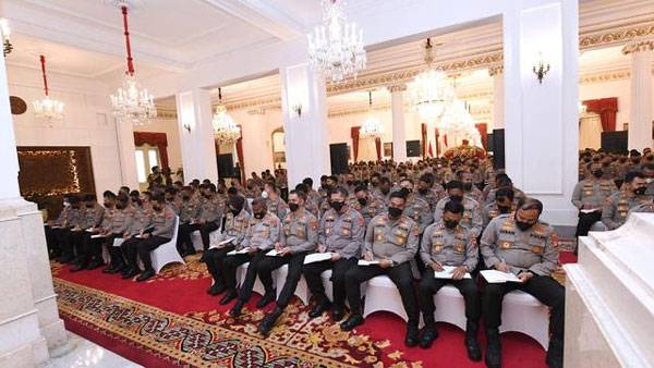 Beredar Video Kapolda Metro Jaya Pakai HP di Istana, Padahal Sudah Dilarang Jokowi