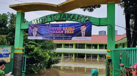 Tembok MTSN 19 Jakarta Roboh, Dikabarkan 3 Orang Meninggal