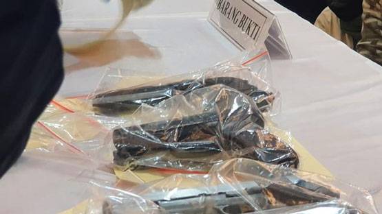 Densus 88 Usut Asal Usul 4 Pistol Hasil Geledah Rumah Siti Elina Wanita Berpistol di Istana