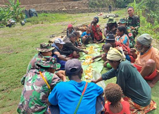 Bukan Hanya Masuk Dapur, Satgas Pamtas Yonif R 142/KJ Makan Bersama Dengan Warga Di Papua