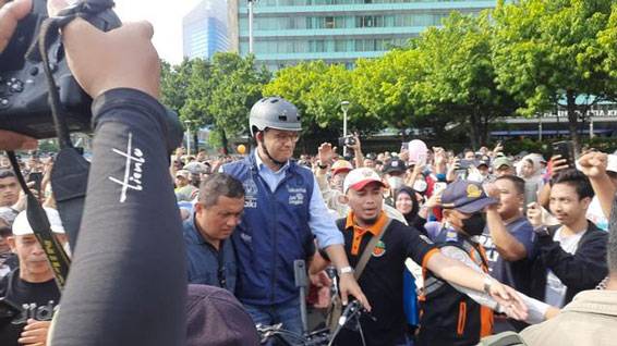 Hari Terakhir Jadi Gubernur DKI, Anies Baswedan Jadi Rebutan Selfie Warga di CFD
