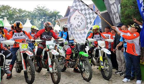 Meriahkan HUT Ke-23 Kabupaten Rokan Hulu, Ratusan Pencinta Motor Trail Ikut Ajang Trabas