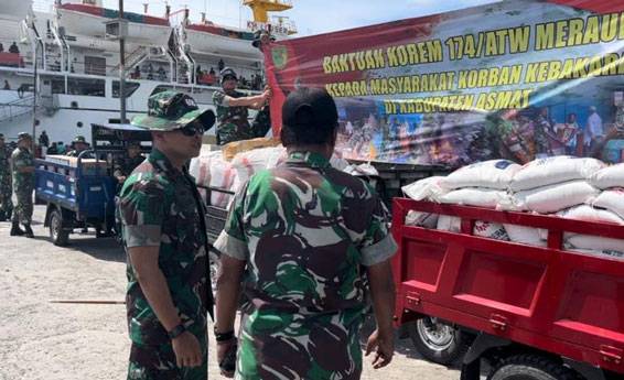 Danrem 174/ATW Kirim Bantuan Logistik Untuk Pengungsi Korban Kebakaran di Kabupaten Asmat